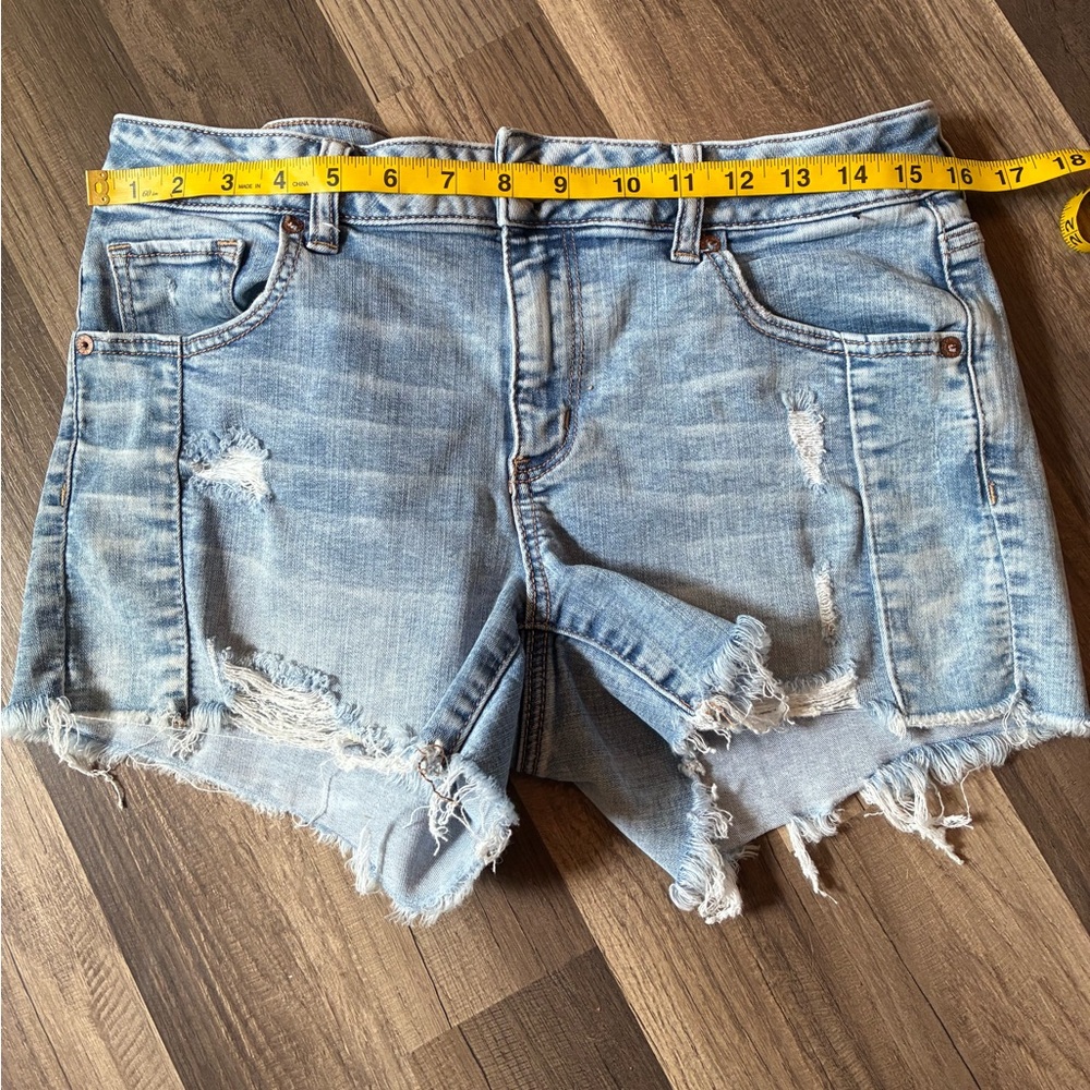 American Eagle Midi Super Stretch Denim Shorts Distressed SZ 14 - Picture 4 of 11